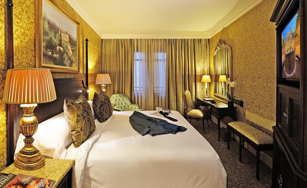 Palazzo Hotel Fourways Exterior foto A room at the hotel
