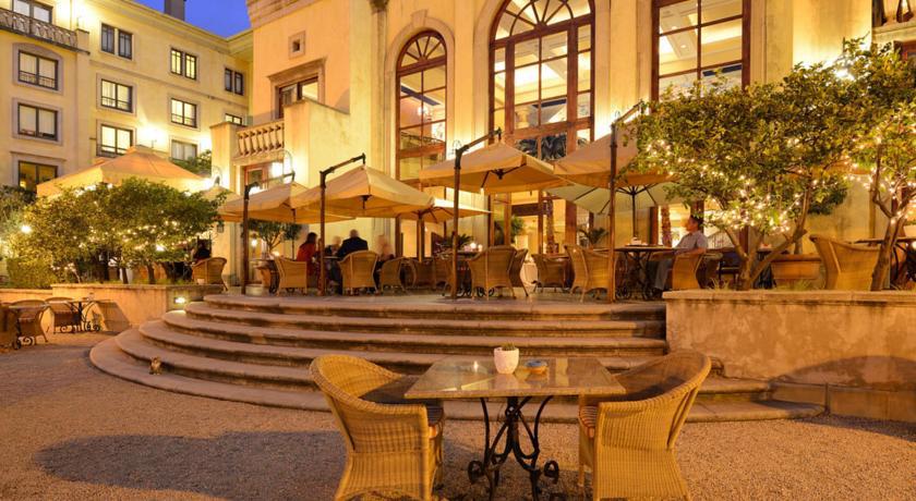 Palazzo Hotel Fourways Exterior foto The hotel's courtyard