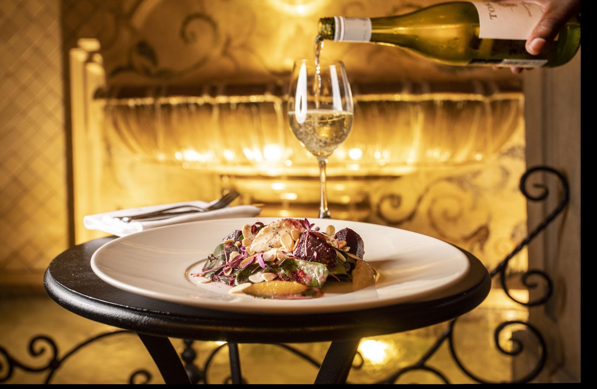 Palazzo Hotel Fourways Exterior foto A wine and food pairing