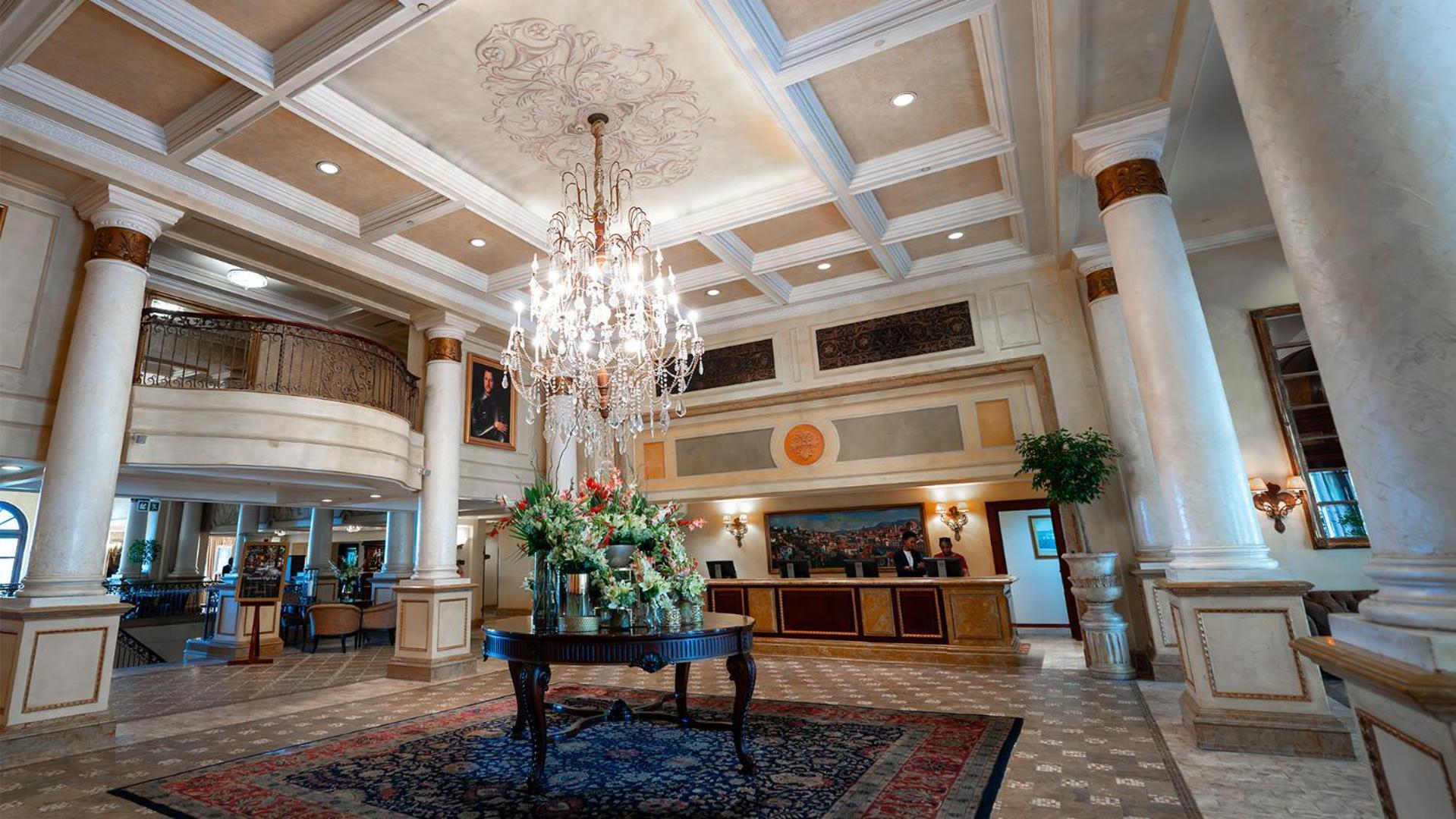 Palazzo Hotel Fourways Exterior foto The lobby of the Hilton San Diego Bayfront