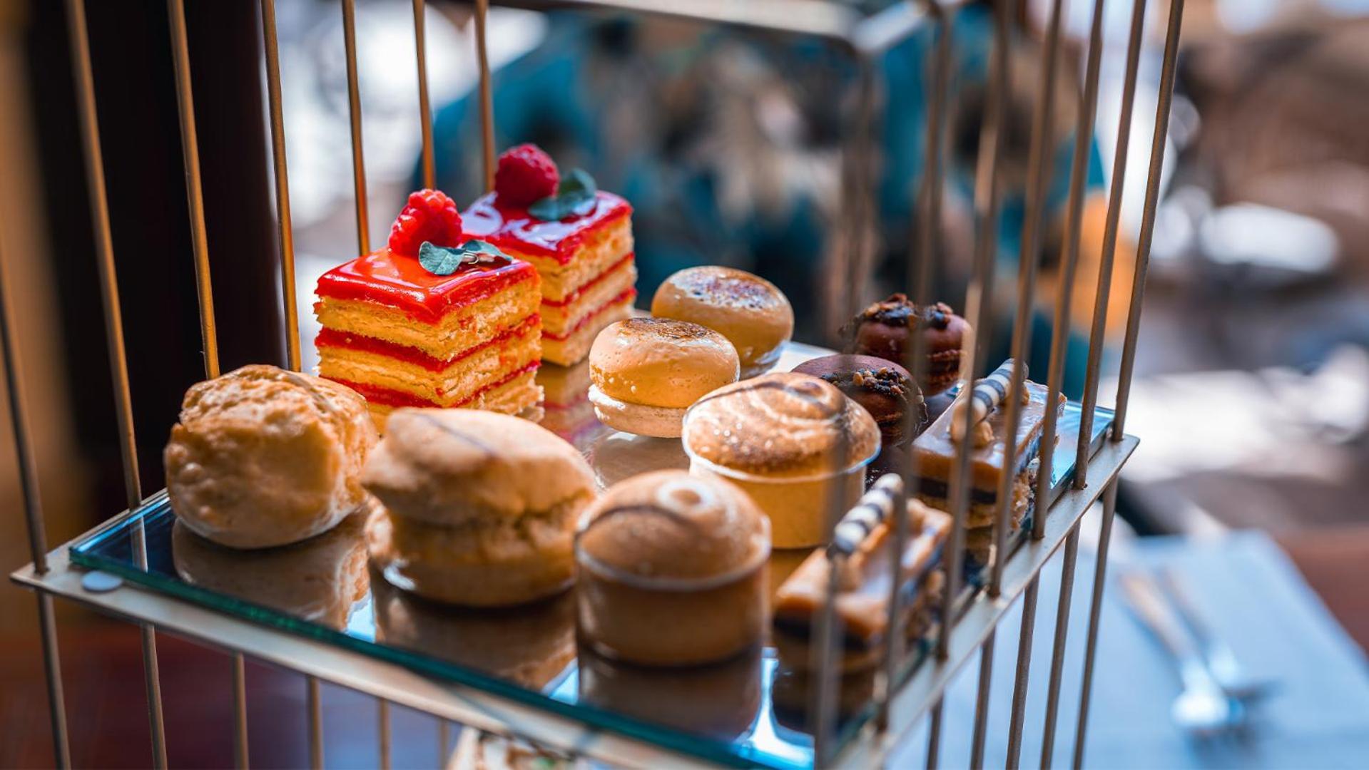 Palazzo Hotel Fourways Exterior foto A selection of petits fours