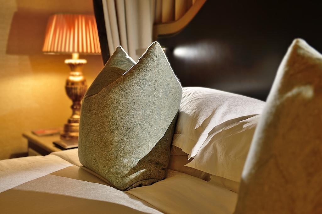 Palazzo Hotel Fourways Exterior foto A cushion