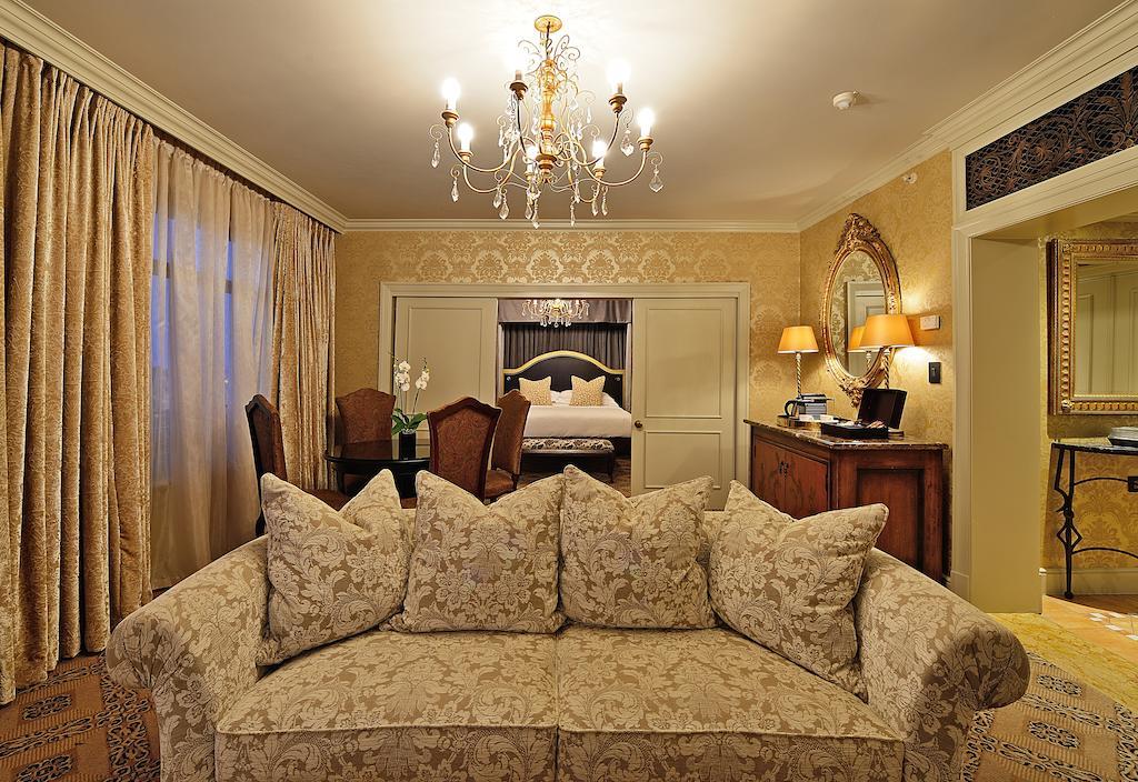 Palazzo Hotel Fourways Exterior foto A suite at the Ritz-Carlton, Boston